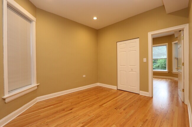 Foto del edificio - 2431 N Kedzie Blvd