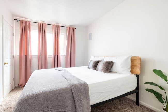 Building Photo - 528 University Ave