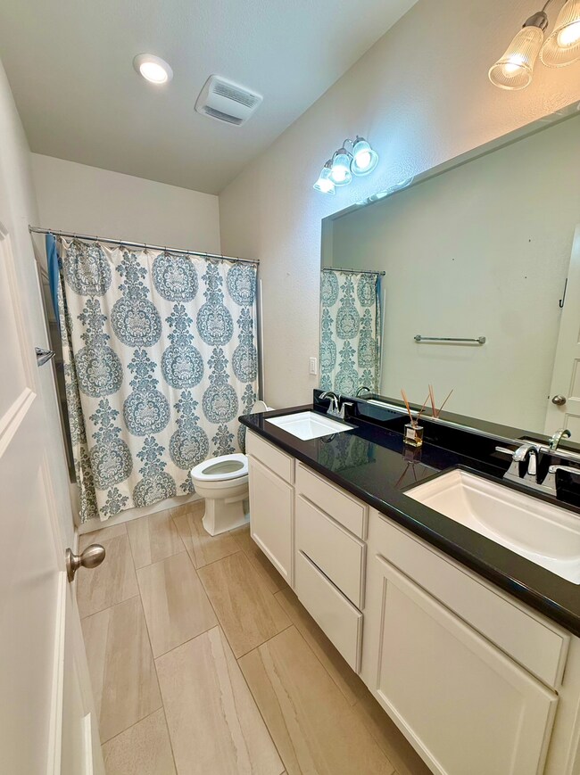 Building Photo - 3 bedroom home in Hollister