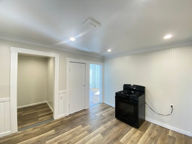 Building Photo - 348 Portland St