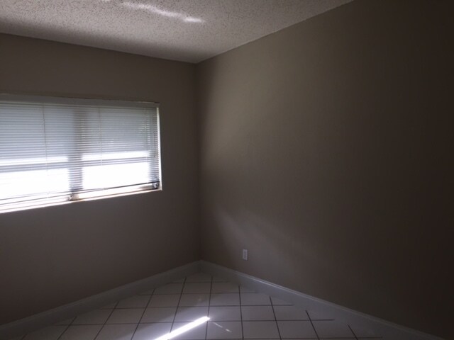 Building Photo - 1020 S Lakemont Ave
