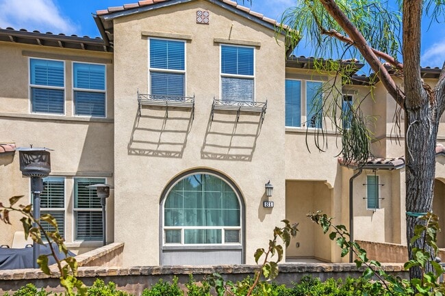 Building Photo - Beautiful Townhome in Desirable Neighborhood!