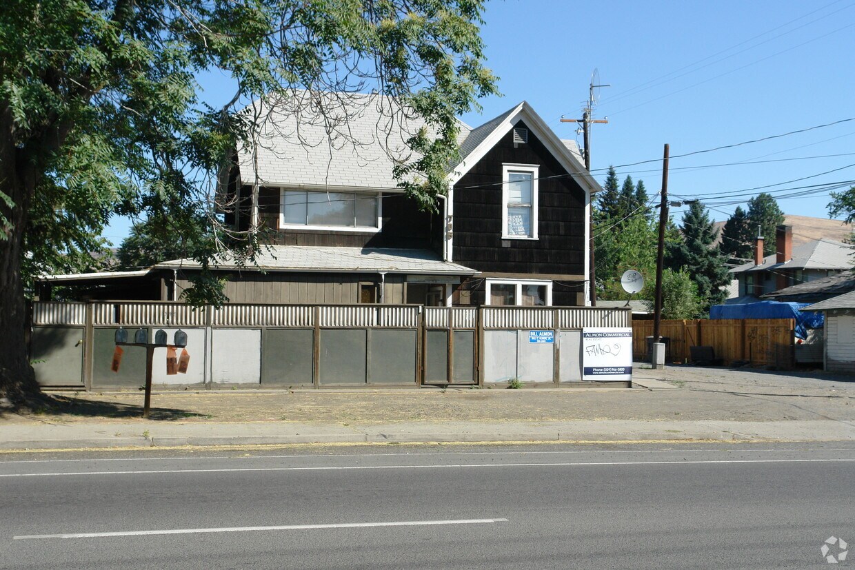 Building Photo - 705 E Lincoln Ave