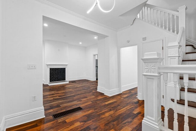 Building Photo - Newly Renovated 5 Bed, 3 Bath Home - Off-S...