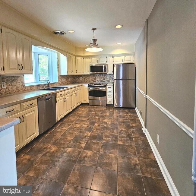Building Photo - 626 N George Mason Dr