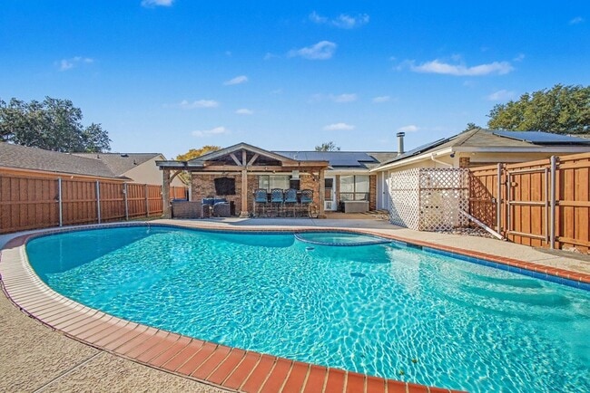 Building Photo - 913 Sandhurst Dr