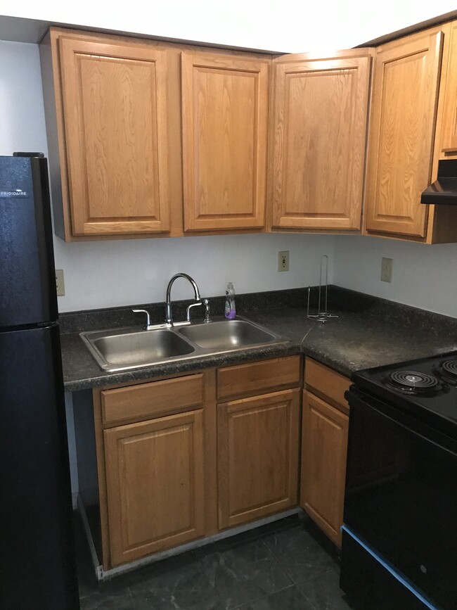 kitchen - 743 N Hamilton St