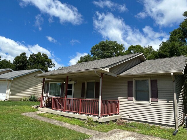 Building Photo - Cute 3 bed 1 bath close to I-265
