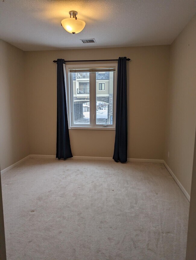 Photo du bâtiment - 2 Bed 2 Bath Unit in NW Edmonton, AB