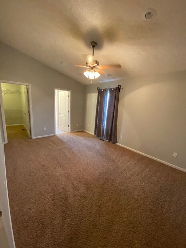 Foto del edificio - Updated, 4 Bedroom, Split Level Home