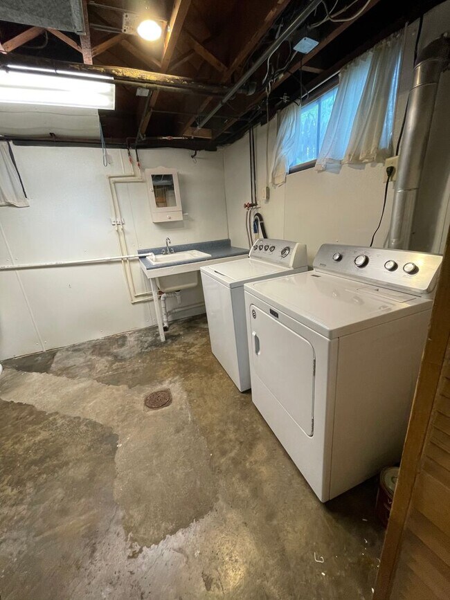 Foto del edificio - 3 Bedroom/1 Bath Single Family in Suncrest Close to Medical Facilities - Available 8/05/2026