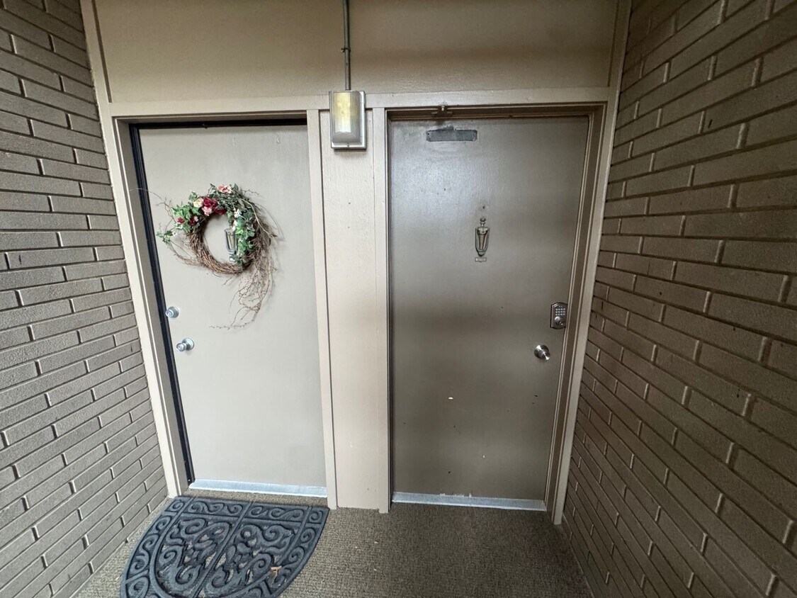 Foto principal - Charming 2-Bedroom Property (Water, Trash and Recycling and Sewer taken care by HOA)