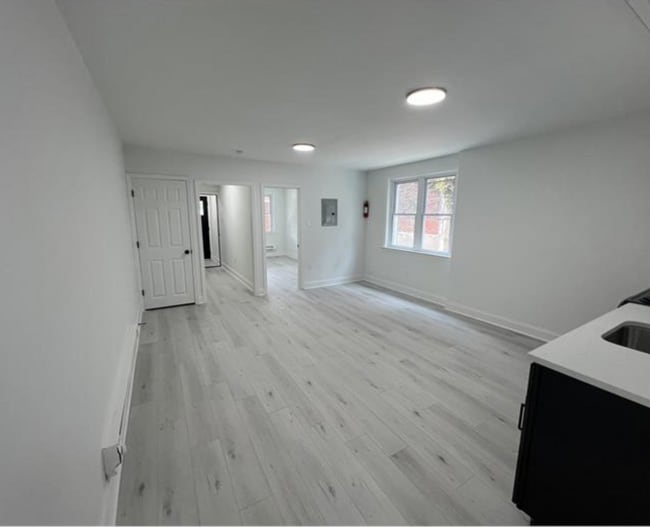 Building Photo - 2702 W 7th St