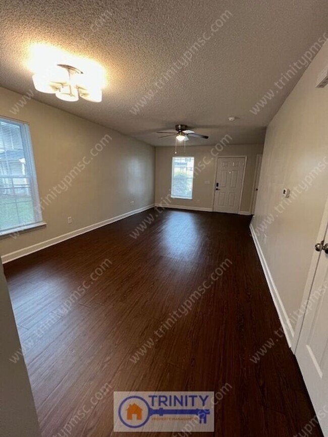 Foto del edificio - Cute TWO STORY Town Home!