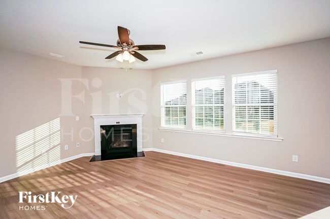 Building Photo - 205 Falls Cove Dr