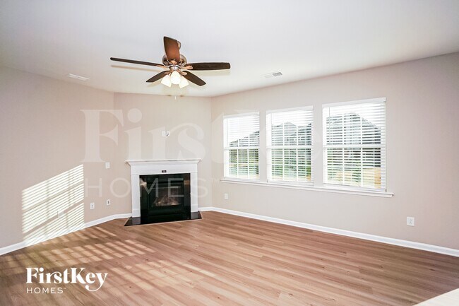 Foto del edificio - 205 Falls Cove Dr