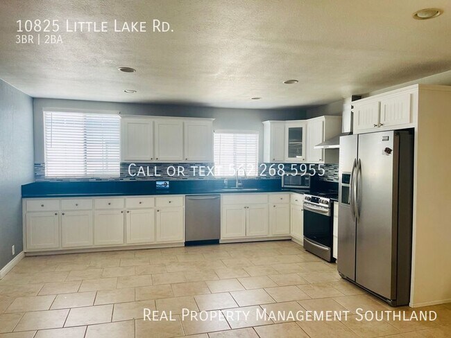 Building Photo - 3 Bedroom Pool Home Adjacent to Park