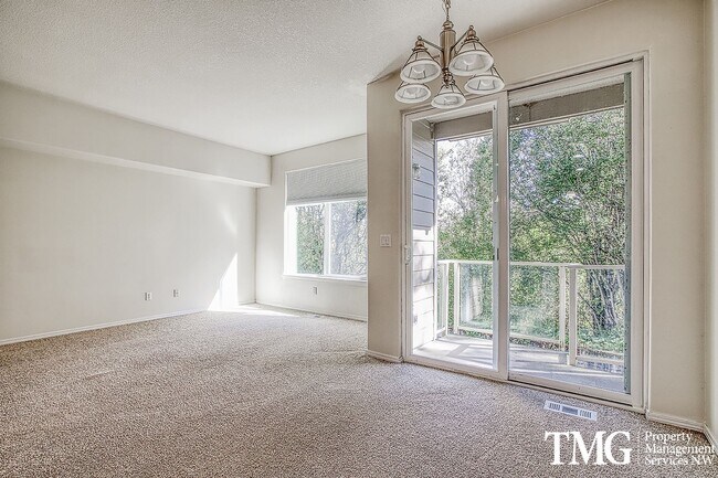 Building Photo - Lovely 3 Bed 2.5 Bath Townhome w/ a back D...