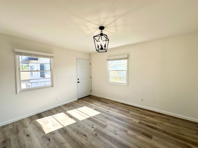 Foto del edificio - Updated 1B 1BA in Crown Point!