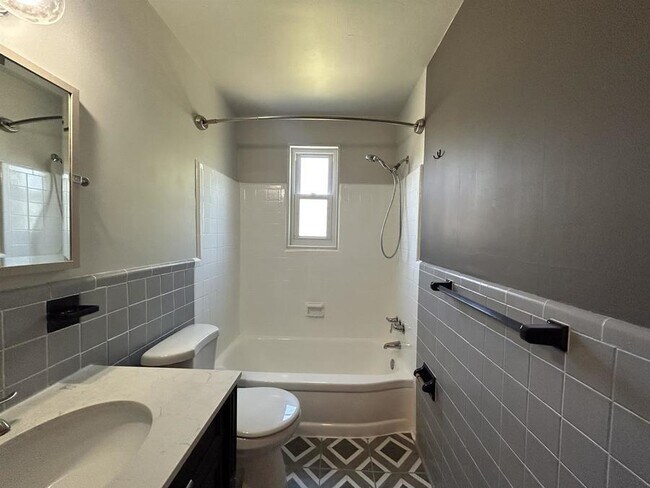 Building Photo - Newly Renovated! 4 bed/2 bath Gem