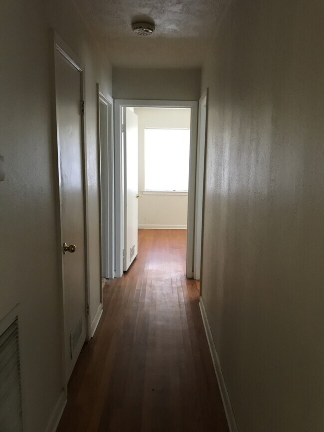 Building Photo - Beautiful Home! Perfect location