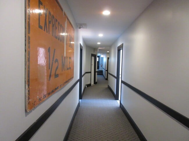 Foto del edificio - 245 W North Ave