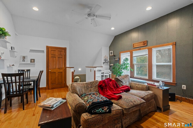 Building Photo - 136 Edwards St