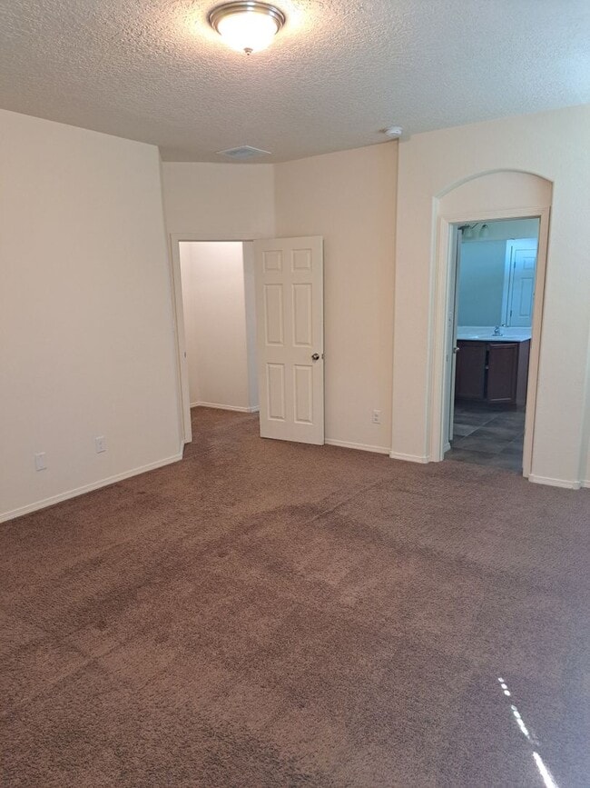 Foto del edificio - 4 BED/2 BATH HOME IN A NORTHWEST ALBUQUERQ...
