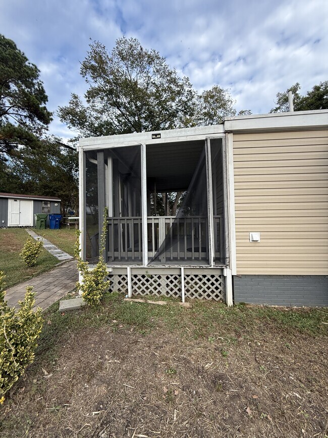 Building Photo - 208 Travora St