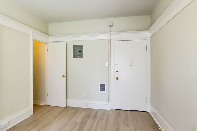 Interior Photo - 1025 Post