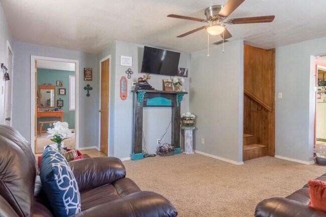 Building Photo - 2 bedrooms upstairs, 1 downstairs 1 bath c...