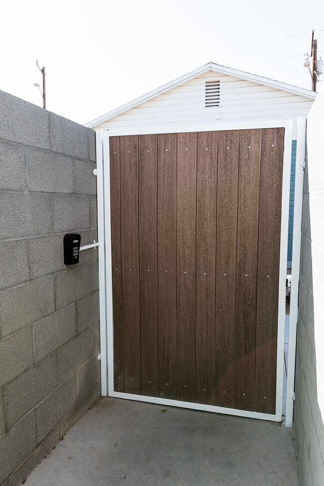 Building Photo - 1 Bed | 1 Bath -  Bungalow Style Unit