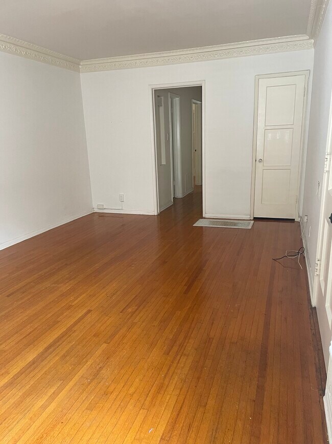 Living room - 328 N Gardner St