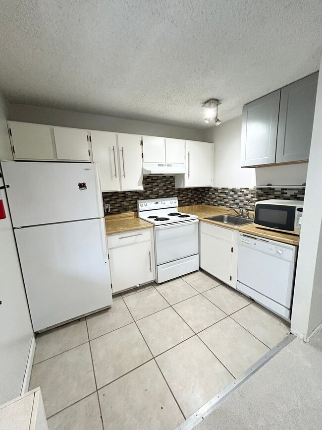 Move-In Ready 1-Bed Near Campus - Move-In Ready 1-Bed Near Campus Apartment