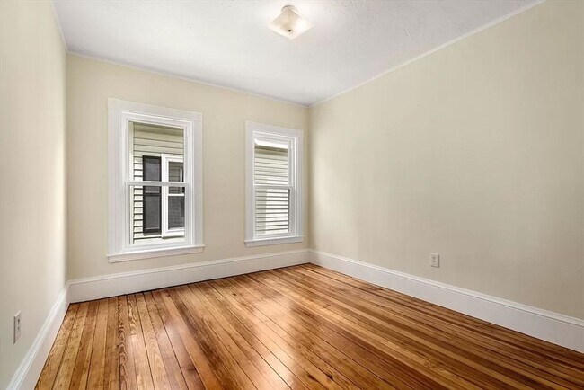 Building Photo - 4 bed 2 Bath available 8/1