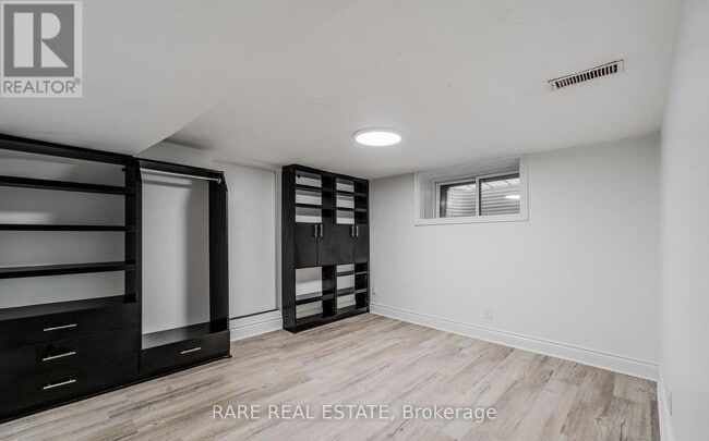 Building Photo - 538 Roxton Rd