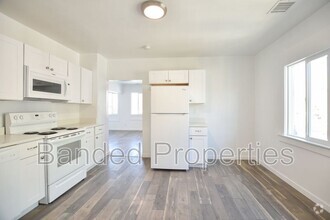 Building Photo - 627 23rd St