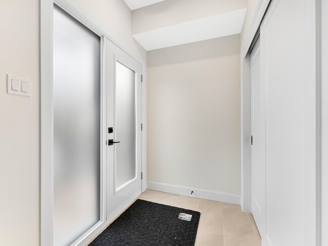 Building Photo - Parking included - 3 bed, 3 bath - Available on Oct. 1st