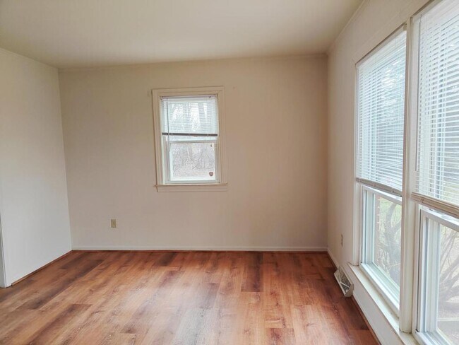 Building Photo - 472 Robbe Ave Belleville, Mi. 48111