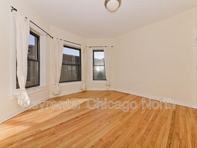 Building Photo - 907 W Cornelia Ave