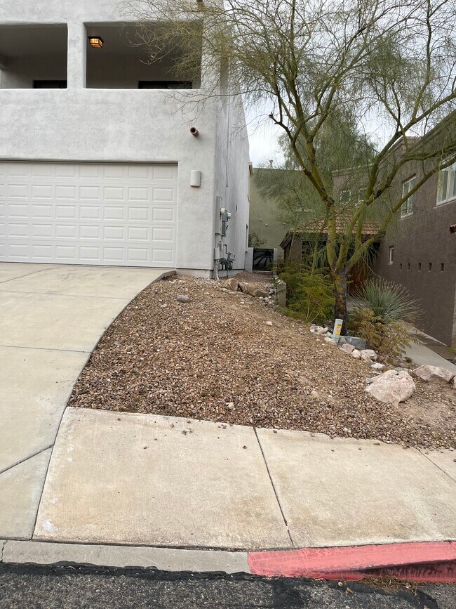 Building Photo - 580 S Stephanie Loop