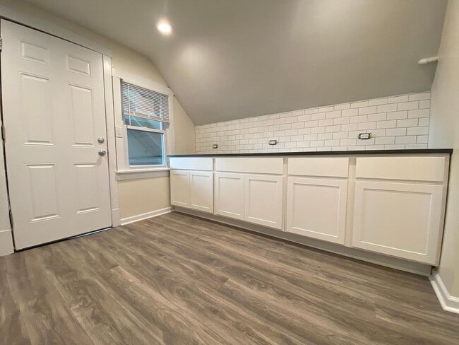 Building Photo - 3657 W Oakdale Ave