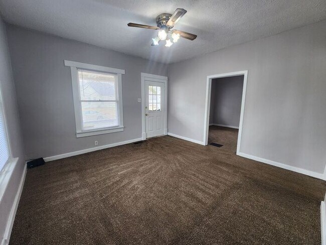Foto del edificio - Charming 3-bedroom, 1-bath home with a bright living space, spacious bedrooms, and an easy-to-mai...
