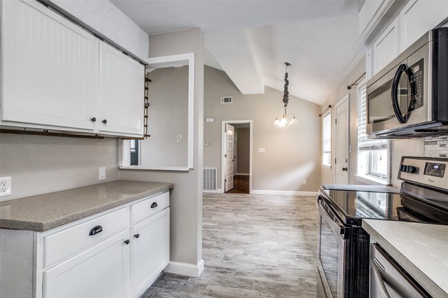 Foto del edificio - 908 Redberry Hill St