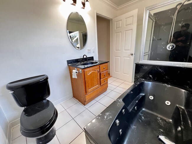 Building Photo - 4 BED HOUSE with Garage, Yard, Pets Consid...