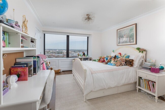 Foto del edificio - Penthouse Unit looking over the Harbor.... Sept 1st Move in