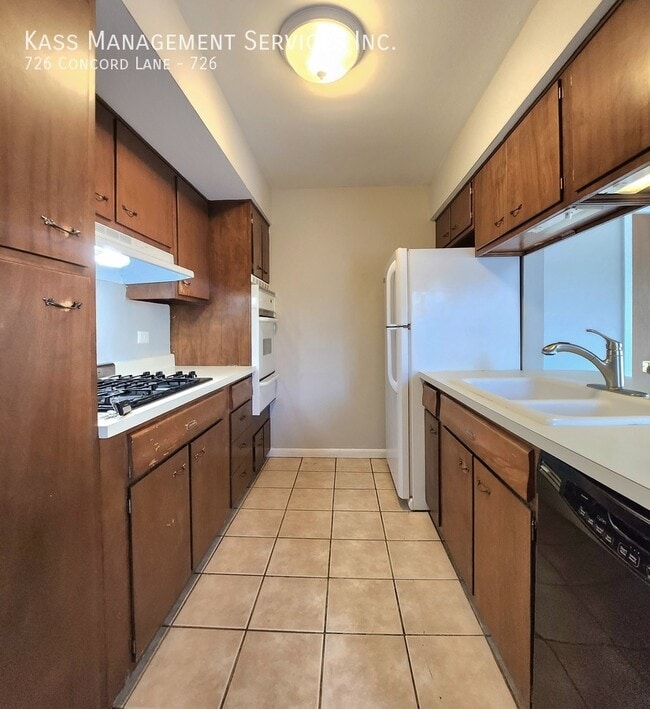 Foto del edificio - 726 Concord Ln