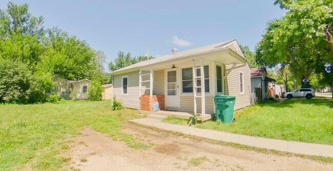 Foto del edificio - 3D Tour Available - Washer & Dryer Included + Pet-Friendly + Off-Street Parking! Available July 3rd!