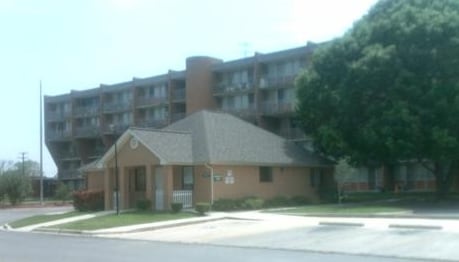 Primary Photo - Laurel Plaza Apartments