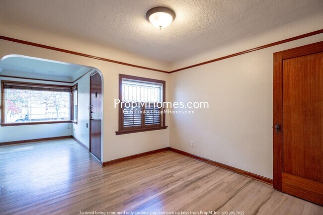 Foto del edificio - 4 Bedroom in the Heart of Sellwood! Fenced Backyard and Huge Basement!